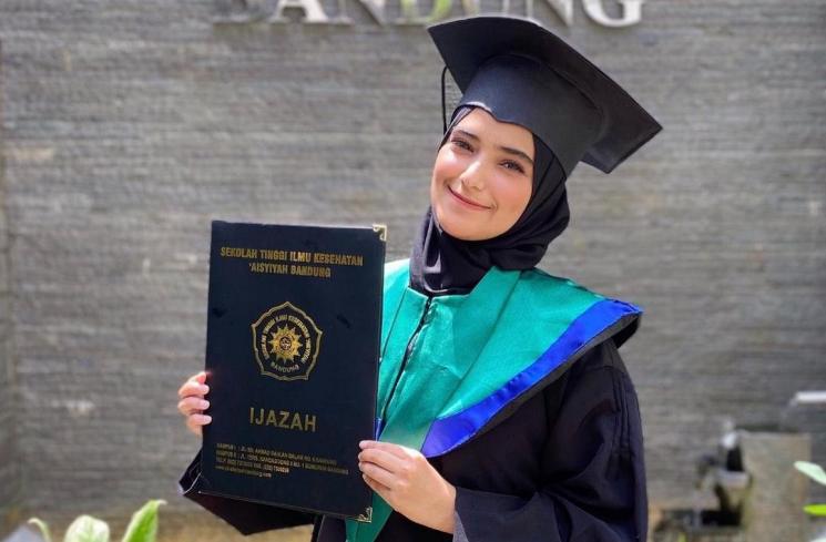 Artis wisuda saat hamil (Instagram/@nadyamustikarahayu)