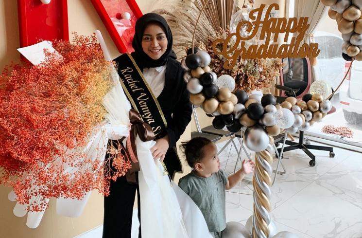 Artis wisuda saat hamil (Instagram/@rachelvennya)