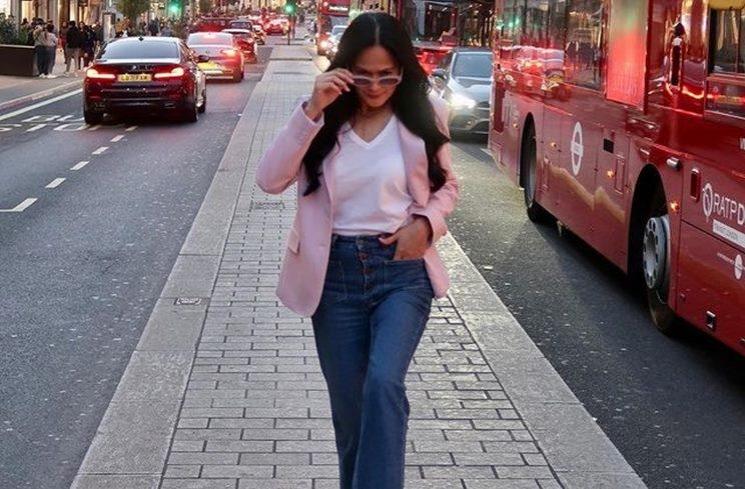 Potret Cantik Donna Harun di London. (Instagram/@donnaharunofficial)