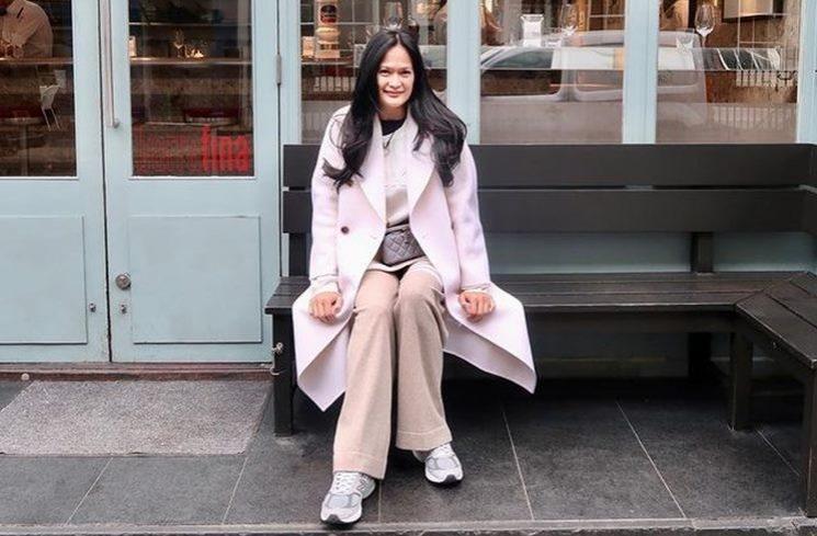 Potret Cantik Donna Harun di London. (Instagram/@donnaharunofficial)