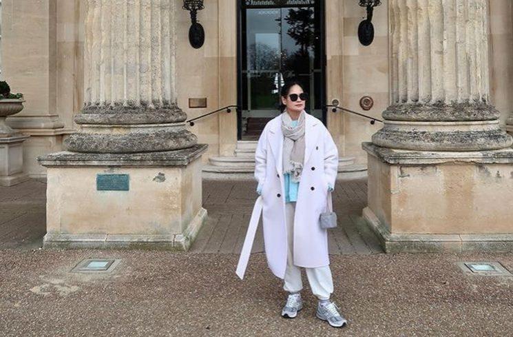 Potret Cantik Donna Harun di London. (Instagram/@donnaharunofficial)