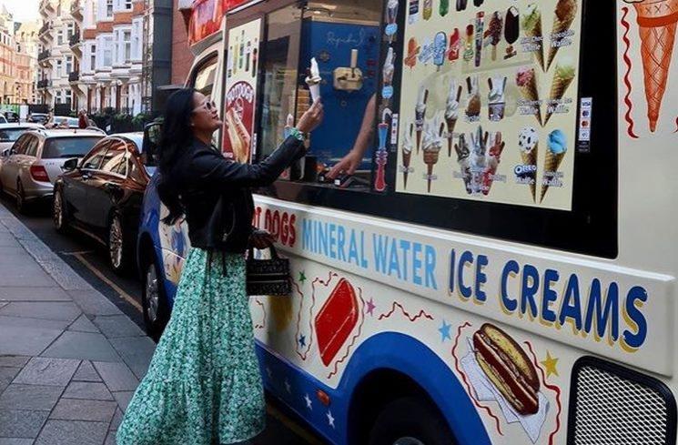 Potret Cantik Donna Harun di London. (Instagram/@donnaharunofficial)