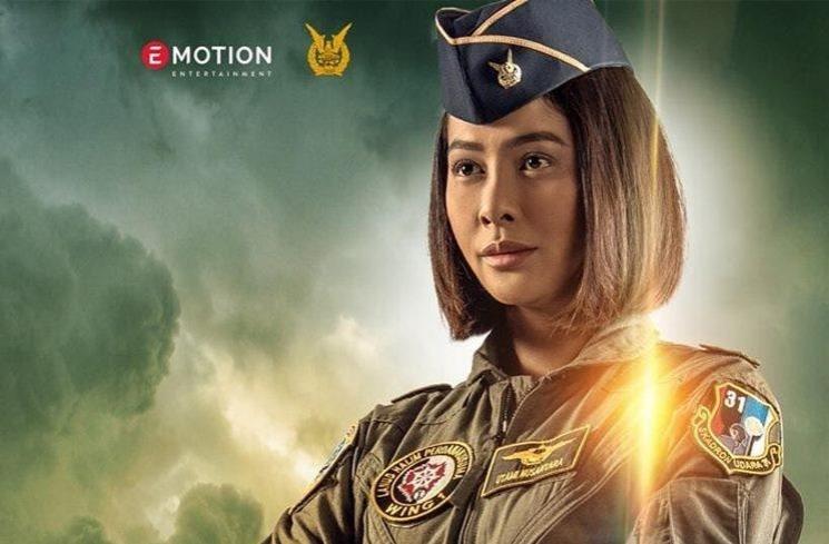 Potret Aktris Indonesia Pakai Seragam Tentara. (Instagram/@filmserigalalangit)