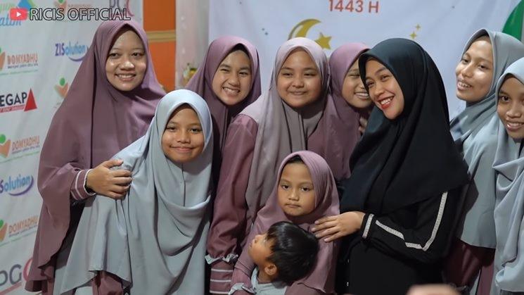Momen Ria Ricis Kunjungi Anak Panti Asuhan (YouTube/Ricis Official)