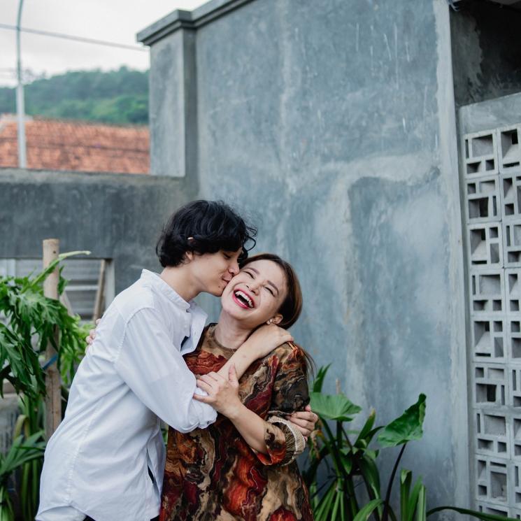 Momen Rossa dengan anaknya yang beranjak remaja. (Instagram/itsrossa910)