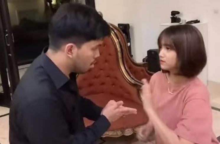 Potret terbaru Fuji dengan rambut pendek berponi. (Instagram/@fuji_an)