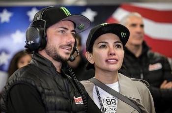 Nikita Mirzani Duduk Mesra di Pangkuan John Hopkins: Kayak Anak SD di Angkot