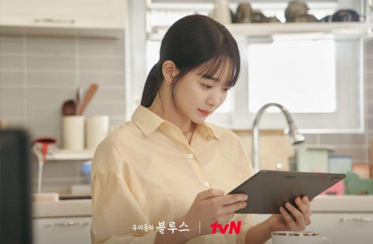 Pesona Shin Min Ah di Our Blues (Instagram/@tvn_drama)