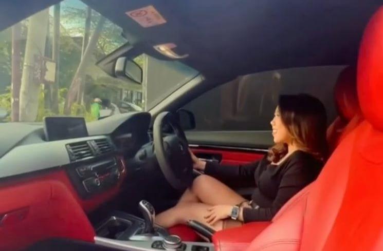 Potret Kiky Saputri Berpose dengan Mobil Mewah (instagram/@kikysaputrii)