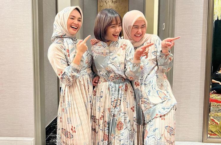 Potret terbaru Fuji dengan rambut pendek berponi. (Instagram/@fuji_an)