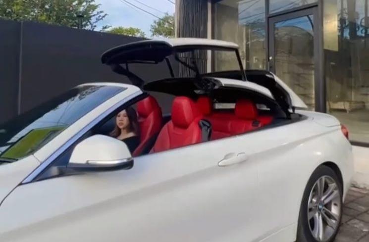 Potret Kiky Saputri Berpose dengan Mobil Mewah (instagram/@kikysaputrii)