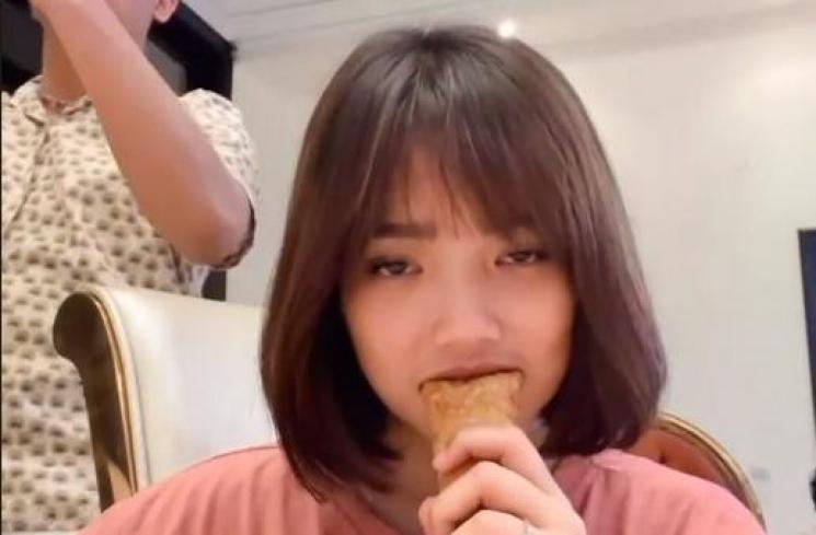 Potret terbaru Fuji dengan rambut pendek berponi. (Instagram/@fuji_an)