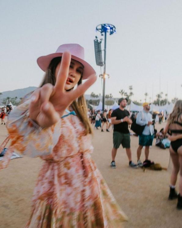 Gaya Kece Luna Maya Nonton Coachella.(Instagram/@lunamaya)