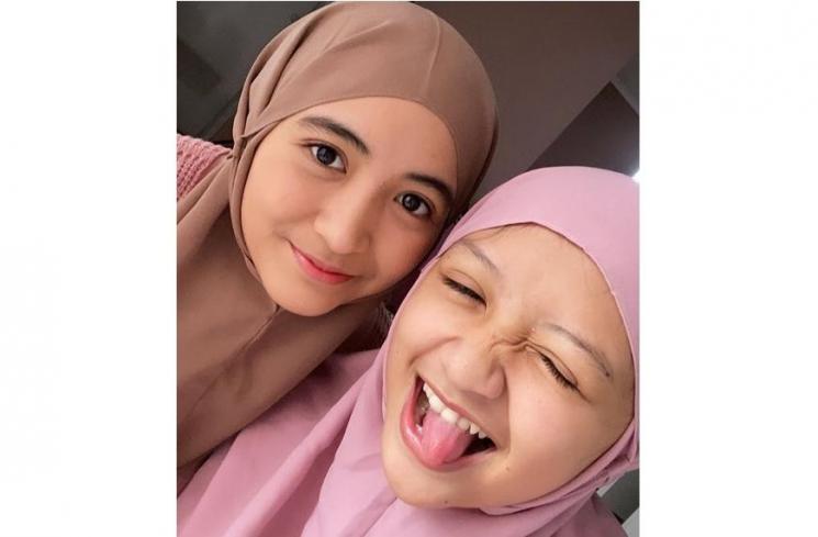 Potret Kedekatan Arafah Rianti dan Adik. (Instagram/arafahrianti)
