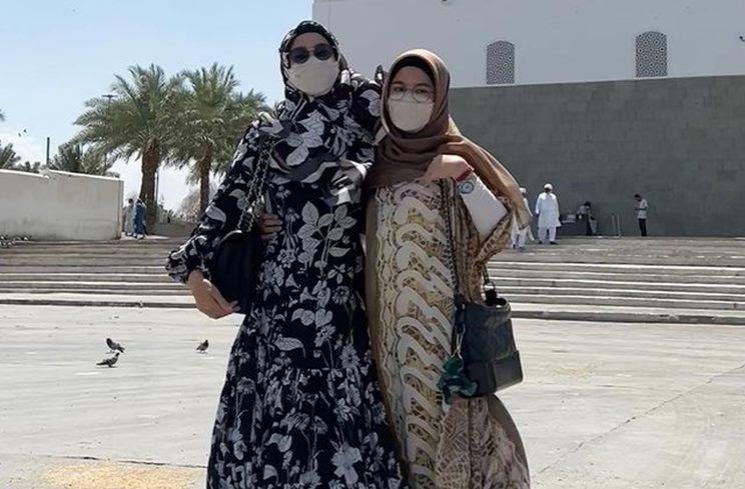 Potret Desy Ratnasari Umrah. (Instagram/@desyratnasariterdepan)