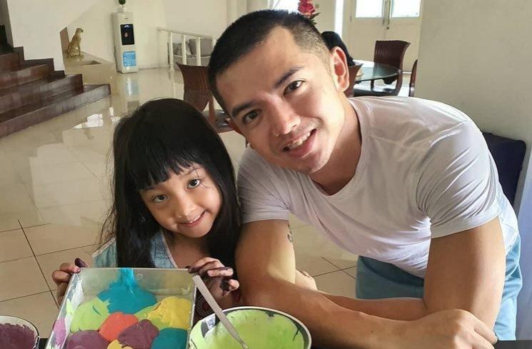 Artis Jadi Orangtua Tunggal Saat Anak Masih Kecil (instagram/@nickytirta)