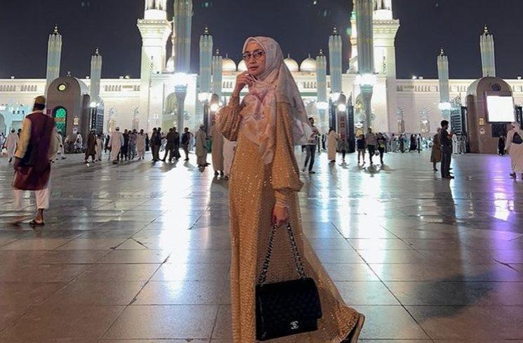 Potret Desy Ratnasari Umrah. (Instagram/@desyratnasariterdepan)
