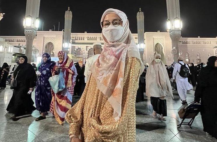 Potret Desy Ratnasari Umrah. (Instagram/@desyratnasariterdepan)