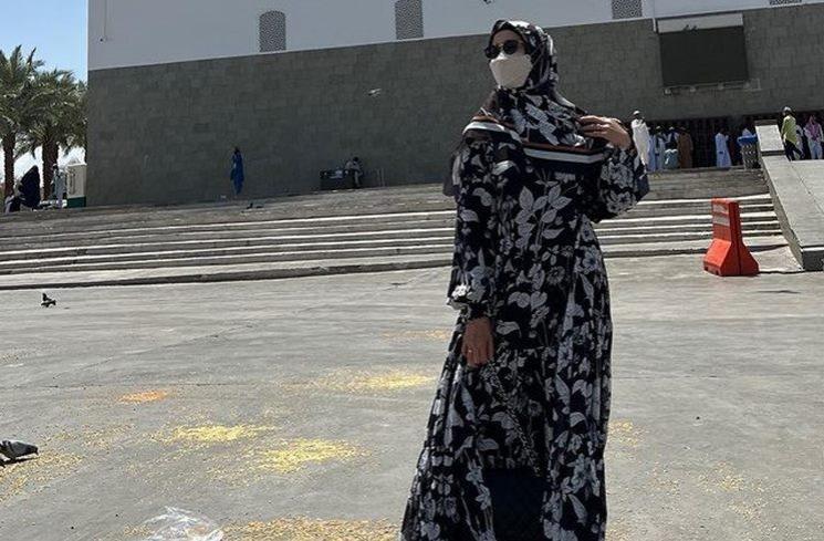 Potret Desy Ratnasari Umrah. (Instagram/@desyratnasariterdepan)