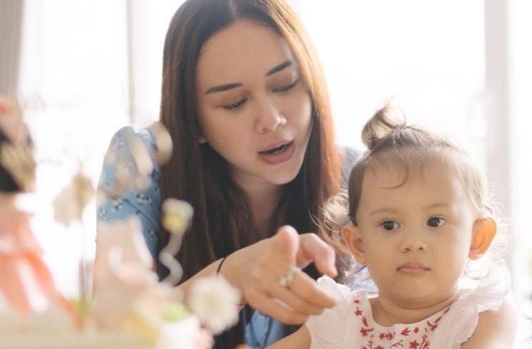 Artis Jadi Orangtua Tunggal Saat Anak Masih Kecil (instagram/@aurakasih)