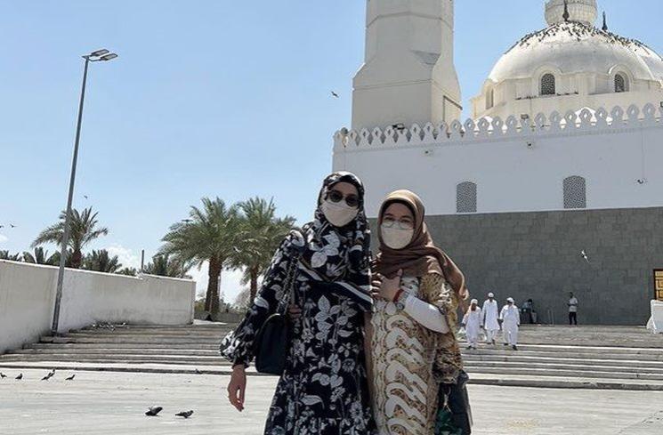 Potret Desy Ratnasari Umrah. (Instagram/@desyratnasariterdepan)