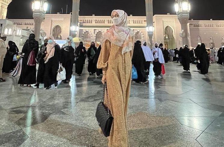 Potret Desy Ratnasari Umrah. (Instagram/@desyratnasariterdepan)