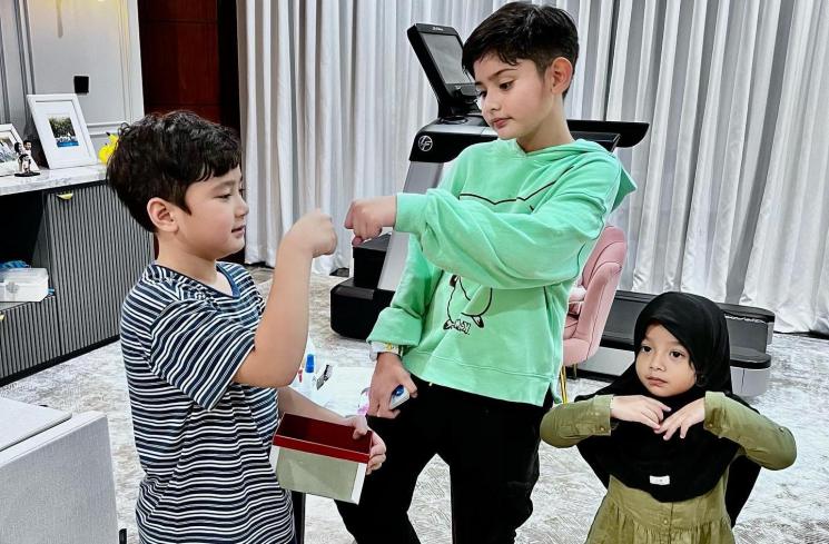 Potret Queen Eijaz Adik King Faaz saat Pakai Jilbab. (Instagram/@fairuzarafiq)