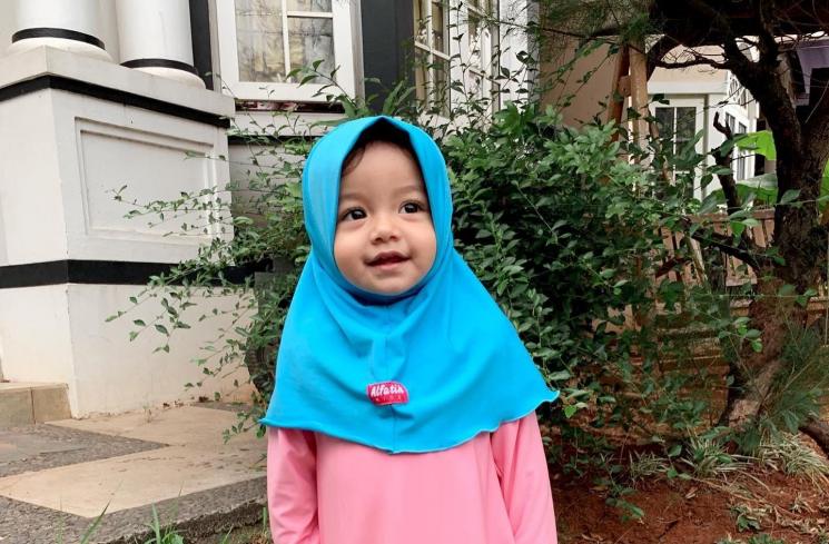Potret Queen Eijaz Adik King Faaz saat Pakai Jilbab. (Instagram/@queeneijazslofareal)
