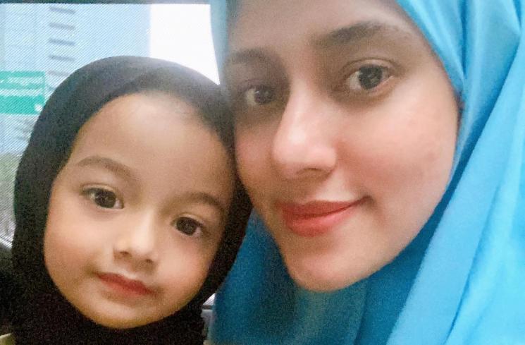 Potret Queen Eijaz Adik King Faaz saat Pakai Jilbab. (Instagram/@queeneijazslofareal)