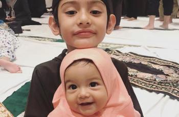 10 Potret Queen Eijaz Adik King Faaz saat Pakai Jilbab, Imut Banget kayak Boneka