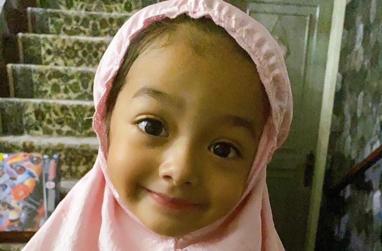 Potret Queen Eijaz Adik King Faaz saat Pakai Jilbab. (Instagram/@queeneijazslofareal)