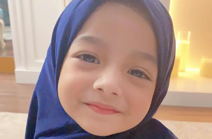 Potret Queen Eijaz Adik King Faaz saat Pakai Jilbab. (Instagram/@queeneijazslofareal)