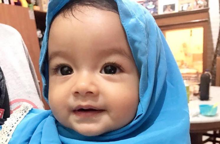 Potret Queen Eijaz Adik King Faaz saat Pakai Jilbab. (Instagram/@queeneijazslofareal)