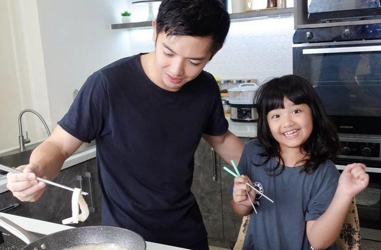 Potret Nicky Tirta Momong Putrinya (instagram/@nickytirta)