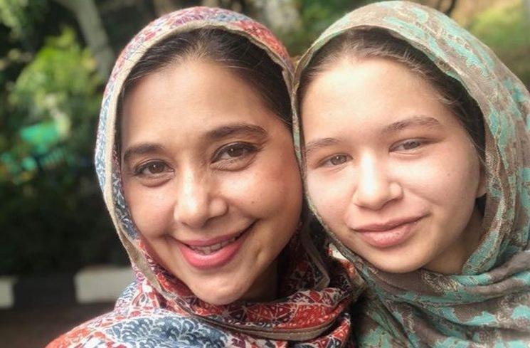 potret Ayu Azhari dan putri bulenya berhijab. (Instagram/ayukhadijahazhari)