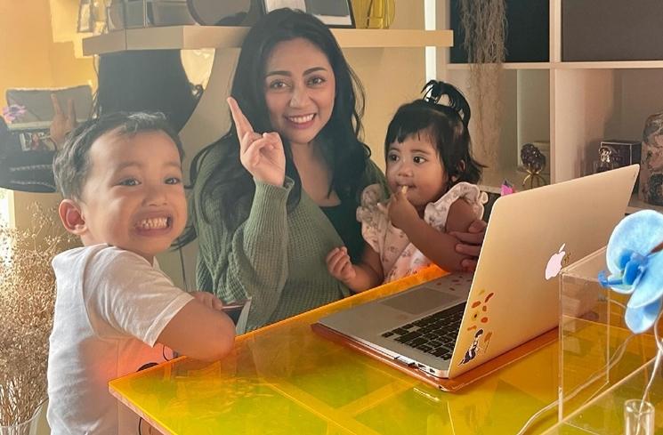 Potret Artis Kerja Sambil Momong Anak (instagram/@rachelvennya)