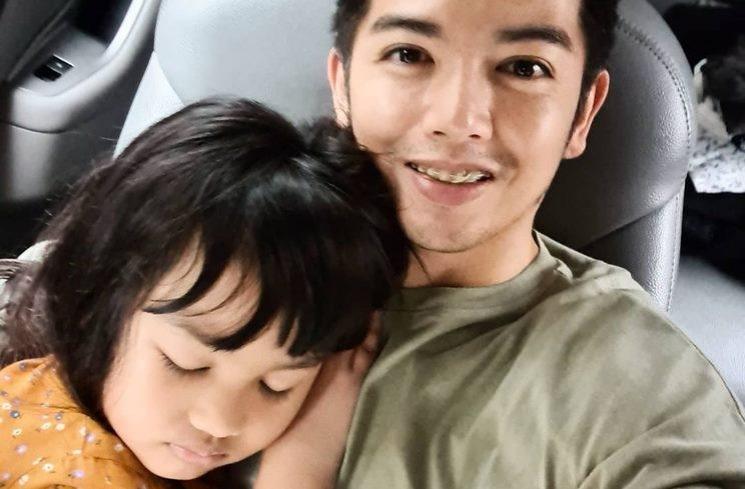 Potret Nicky Tirta Momong Putrinya (instagram/@nickytirta)