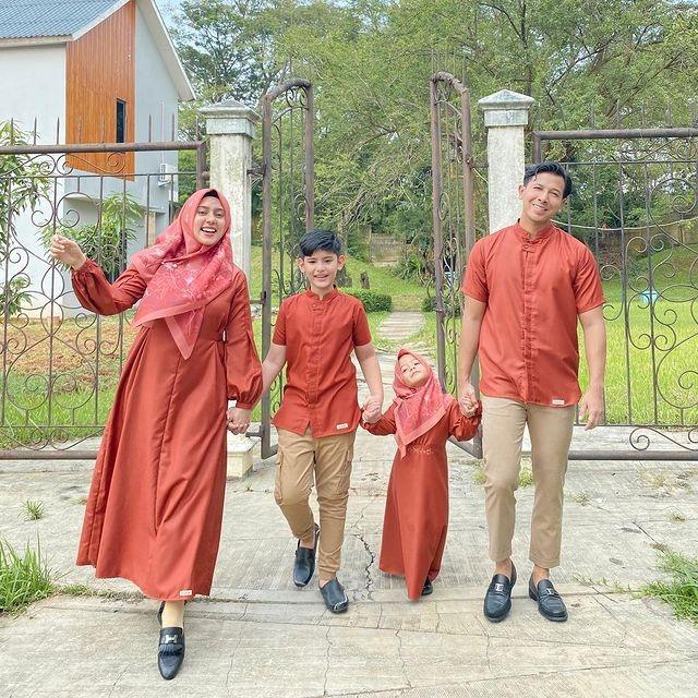 Inspirasi Seragam Lebaran Ala Artis.(Instagram/@fairuzarafiq)