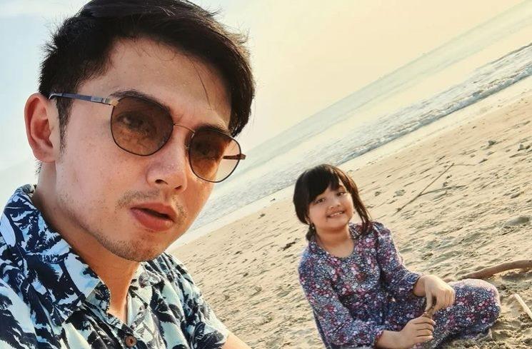 Potret Nicky Tirta Momong Putrinya (instagram/@nickytirta)