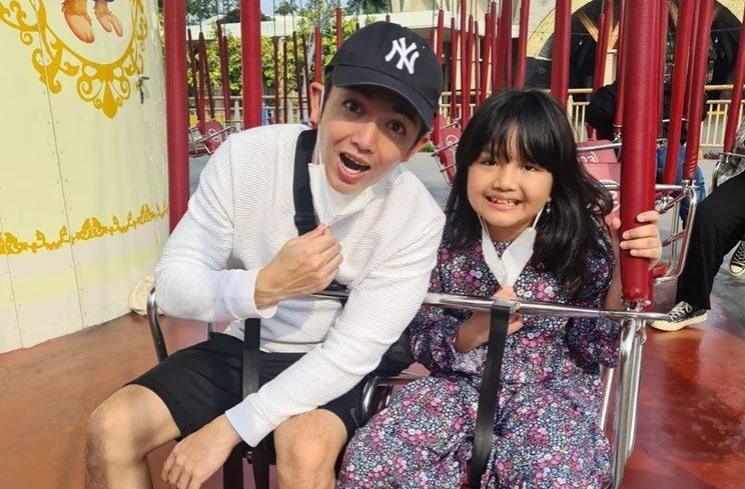 Potret Nicky Tirta Momong Putrinya (instagram/@nickytirta)