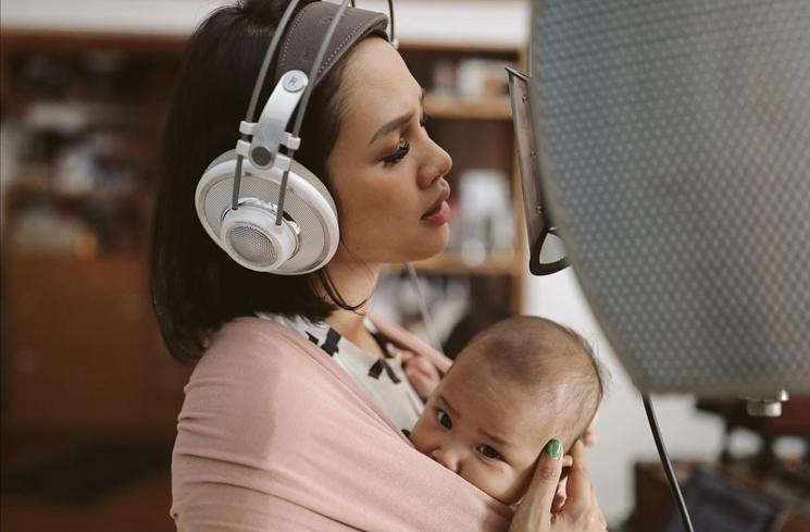 Potret Artis Kerja Sambil Momong Anak (instagram/@andienaisyah)