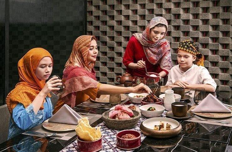 potret Ayu Azhari dan putri bulenya berhijab. (Instagram/ayukhadijahazhari)