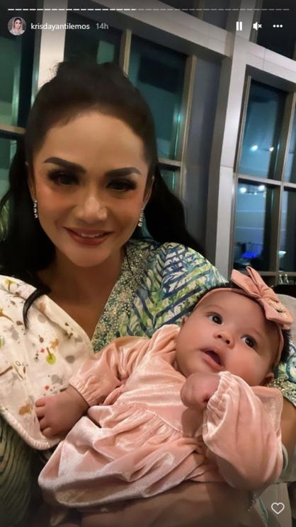 Potret Keluarga Anang Hermansyah dan Haji Faisal Buka Bersama.(Instagram/@krisdayantilemos)