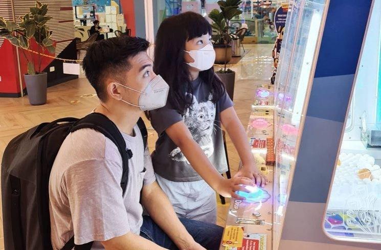 Potret Nicky Tirta Momong Putrinya (instagram/@nickytirta)