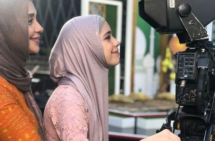 potret Ayu Azhari dan putri bulenya berhijab. (Instagram/ayukhadijahazhari)