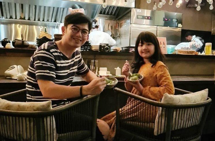Potret Nicky Tirta Momong Putrinya (instagram/@nickytirta)