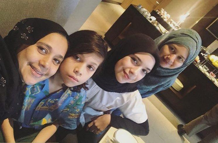 potret Ayu Azhari dan putri bulenya berhijab. (Instagram/ayukhadijahazhari)