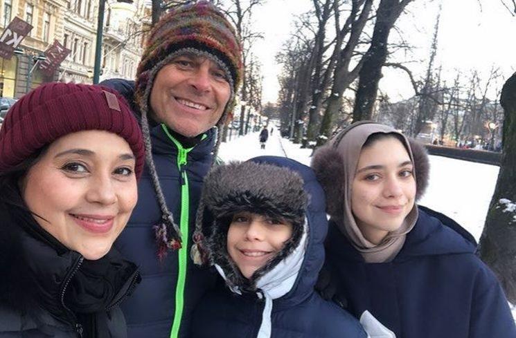 potret Ayu Azhari dan putri bulenya berhijab. (Instagram/ayukhadijahazhari)