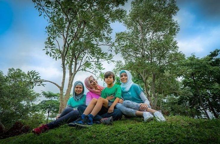potret Ayu Azhari dan putri bulenya berhijab. (Instagram/ayukhadijahazhari)