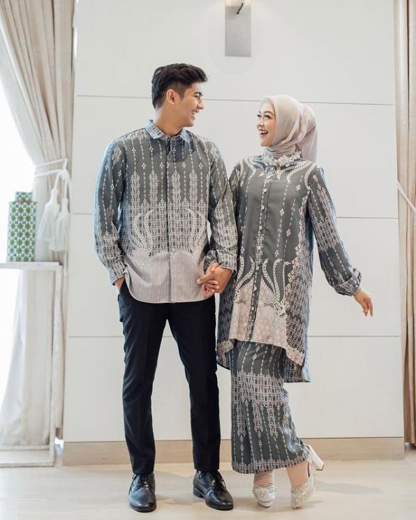 Inspirasi Seragam Lebaran Ala Artis.(Instagram/@riaricis1795)